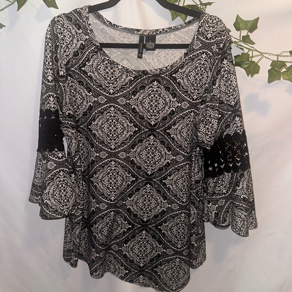 new directions Tops - new directions Black & White Medallion Bell-Sleeve Tunic